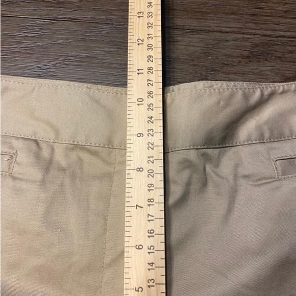 JH COLLECTIBLES Size 12 Stretch
Khaki Beige Two-Pocket Crop
Capris Pants uniform - Picture 8 of 10